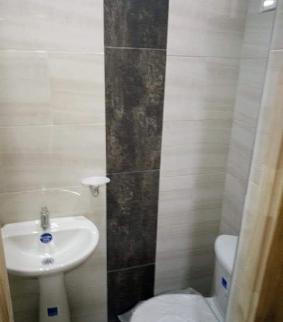 Remodelación de baños en beis y negro